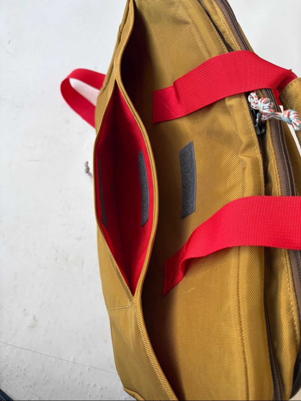 Patagonia laptop Bag in Mustard with Red Straps - Picture 11 of 12
